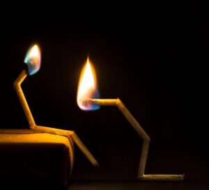 Ama sen hiç dost acısı yaşamadın ki.